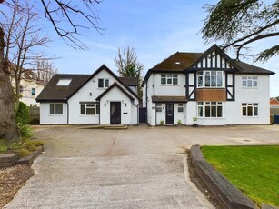 7 bedroom detached house for sale in Hucclecote Road, Gloucester, GL3