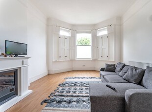 Flat in Avenue Park Road, Tulse Hill, SE27