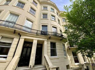 Flat to rent in Brunswick Place, Hove BN3