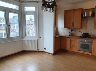 Flat to rent in Courtland Avenue, London, East London IG1