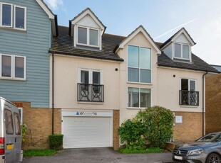 Flat to rent in Diamond Road, Whitstable CT5