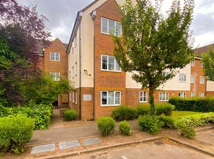 Flat to rent in Gisburne Way, Watford WD24