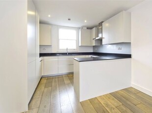 Flat to rent in Harwood Road, London SW6