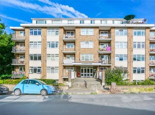 Flat to rent in Holland Road, Hove, East Sussex BN3