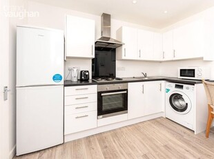 Flat to rent in Newmarket Terrace, Brighton BN2