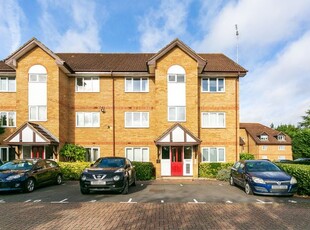 Flat to rent in Rochester Drive, Watford, Hertfordshire WD25
