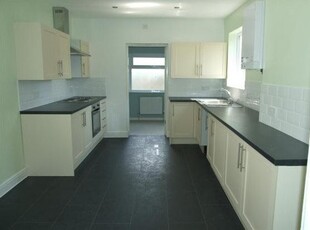 Flat to rent in Shakespeare Drive, Westcliff-On-Sea SS0