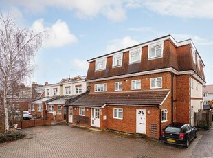 Flat to rent in Walton Road, West Molesey KT8