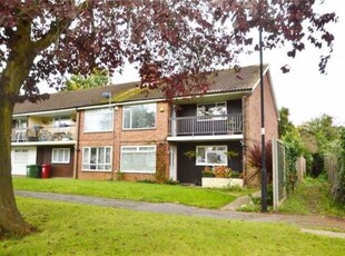 Maisonette to rent in Newton Close, Langley, Slough SL3