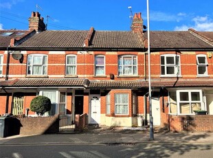 Terraced house to rent in Dallow Road, Luton LU1