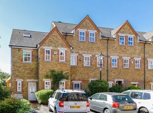 Town house to rent in Plater Drive, Oxford OX2