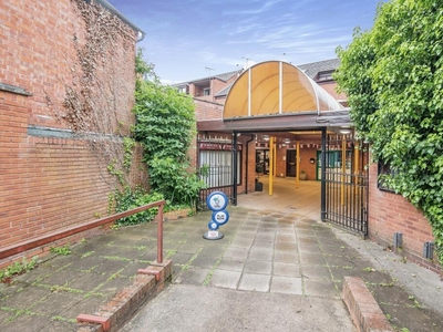 2 bedroom flat for sale in King Charles Place, Worcester, WR2