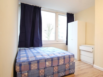 Bright room in 4-bedroom flatshare in Roehampton, London