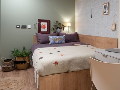 Large En-suite Room for rent in Residence in Aldgate East