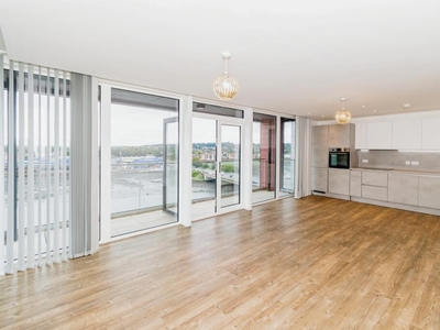 2 bedroom apartment for sale in Television House, Meridian Way, Southampton, SO14