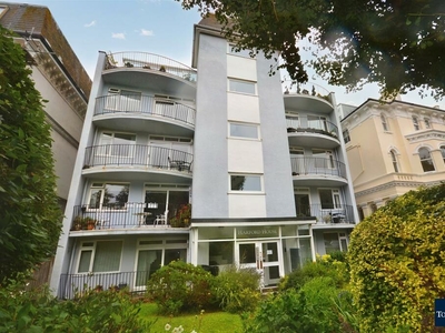 3 bedroom flat for sale in Trinity Trees, Eastbourne, BN21