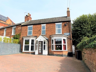 3 bedroom semi-detached house for sale in Beaumont Fee, Lincoln, LN1