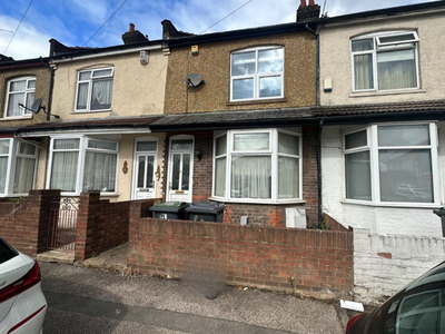 3 bedroom terraced house for sale in Turners Road South, Luton, LU2