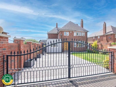 4 bedroom detached house for sale in Bawtry Road, Doncaster, DN4
