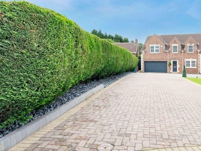 4 bedroom detached house for sale in Dunniwood Avenue, Bessacarr, Doncaster, DN4