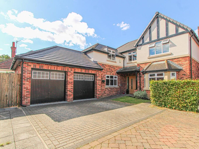 5 bedroom detached house for sale in Lords Close, Bessacarr, Doncaster, DN4