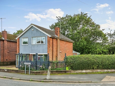3 bedroom detached house for sale in Barnfield, Nottingham, NG11