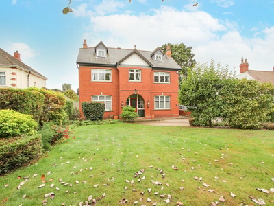 5 bedroom detached house for sale in Bawtry Road, Bessacarr, Doncaster, DN4