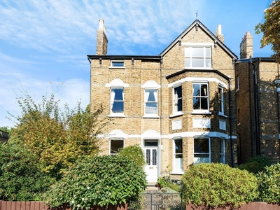 Flat to rent - Westcombe Park Road, London, SE3