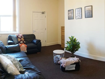 3 bedroom house share for rent in Cartington Terrace, NE6