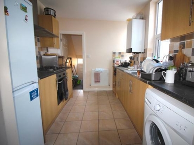 4 bedroom flat for rent in Holmwood Grove, Newcastle Upon Tyne, NE2