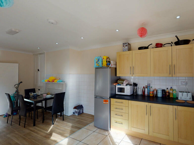 5 bedroom end of terrace house for rent in Ashlin Grove | Student House | 24/25, LN1