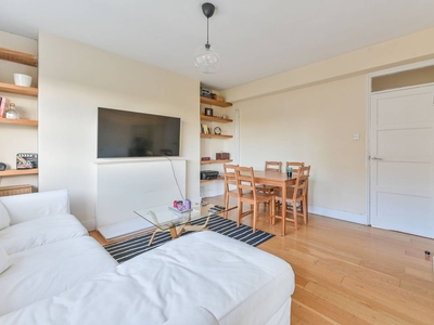 Flat in Penrose House, Elephant and Castle, SE17