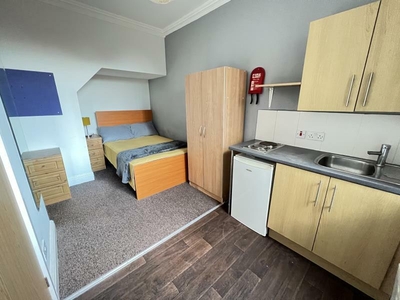 Studio flat for rent in Manor Road, Studio 13, Falcon House, Coventry, Cv1 2lh, CV1