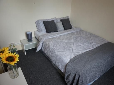 Room to rent in Room 4 @ 6 Smallman Road, Crewe CW2