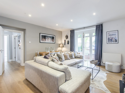 2 bedroom property for sale in Old Town, London, SW4