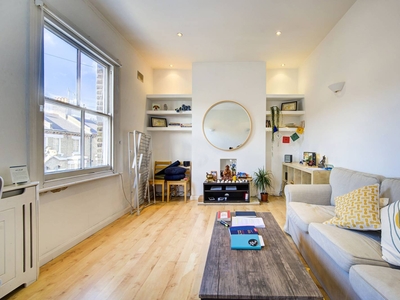 Flat in Fourth Avenue, Queen's Park, W10