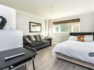 1 Bedroom Flat Share For Rent In Smallfield, Horley