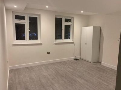 2 Bedroom Flat For Rent In Pinner, Middlesex