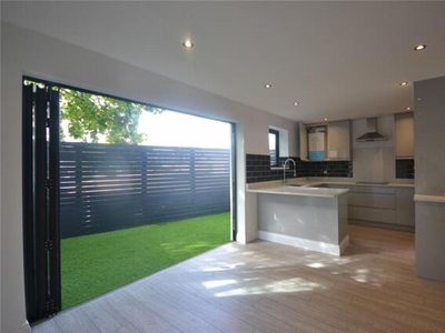 3 Bedroom Apartment For Rent In Muswell Hill, London
