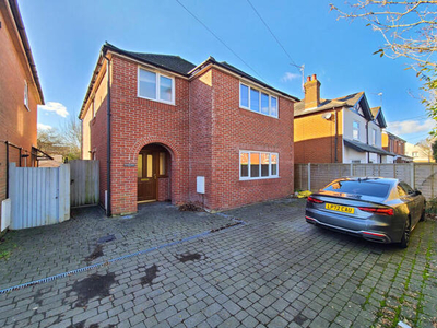 3 Bedroom Detached House For Sale In Central Totton