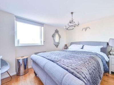 3 Bedroom Flat For Sale In Limehouse, London