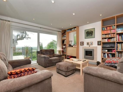3 Bedroom Link Detached House For Sale In Redhill