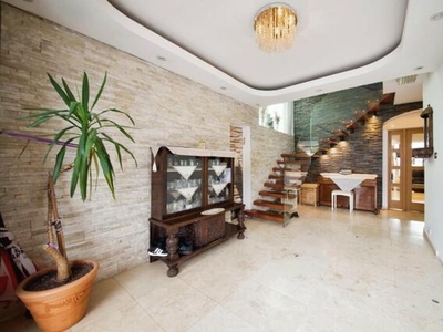 8 Bedroom Detached House For Sale In London