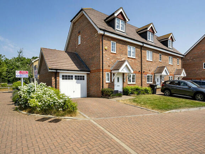 4 Bedroom End Of Terrace House For Sale In Woking, Surrey