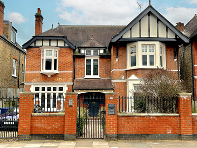 5 bedroom property for sale in Birch Grove, London, W3