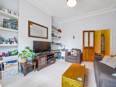 Flat in Crewdson Road, Oval, SW9