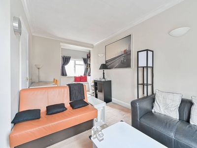Flat in St Georges Square, Pimlico, SW1V