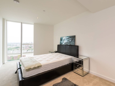 Flat in Wandsworth Road, Vauxhall, SW8