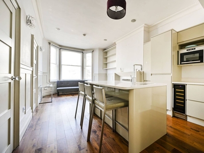 Flat in Warwick Road, Earls Court, SW5