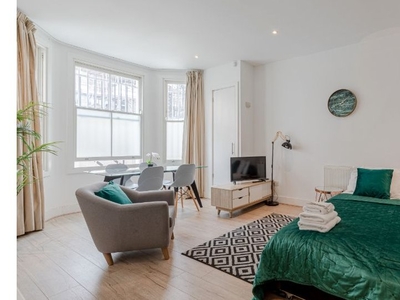 Modern 1-bedroom apartment to rent in Kensington, London